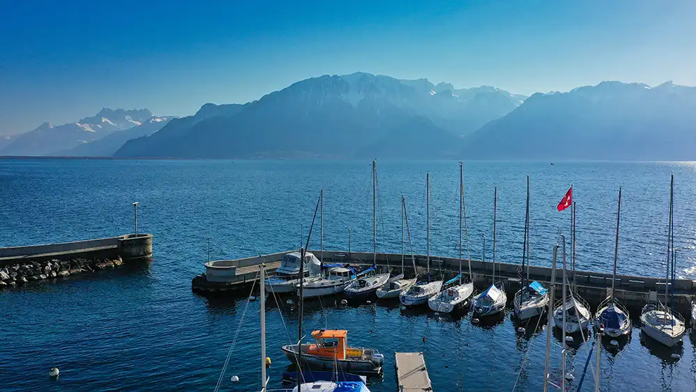 Vue panoramique du Lac Léman depuis le bateau avec les Alpes en arrière-plan