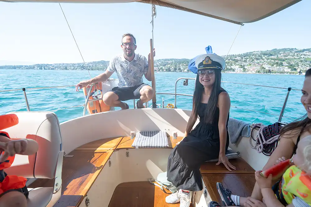 Groupe d'amis profitant d'une croisière privée sur le Lac Léman