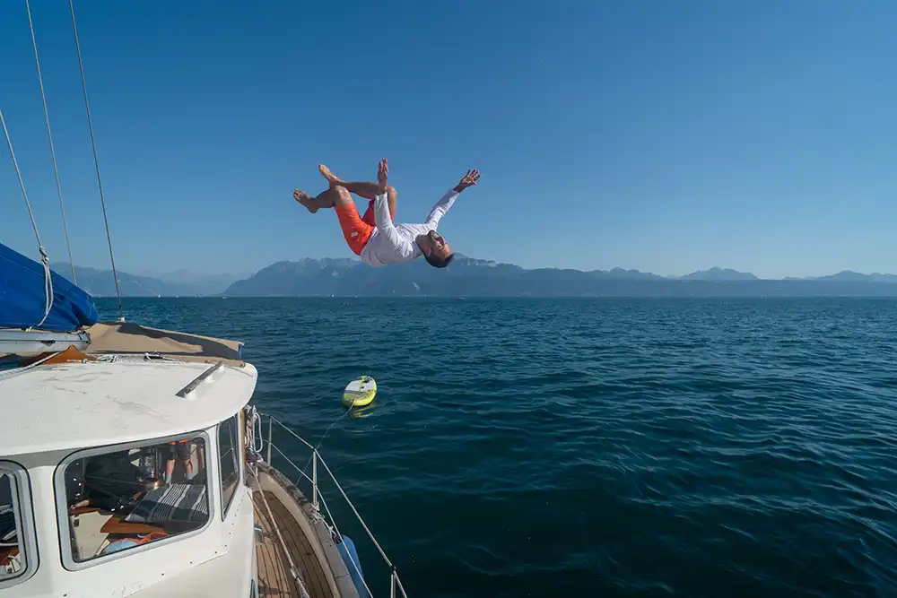 Vue aérienne du bateau naviguant sur le Lac Léman