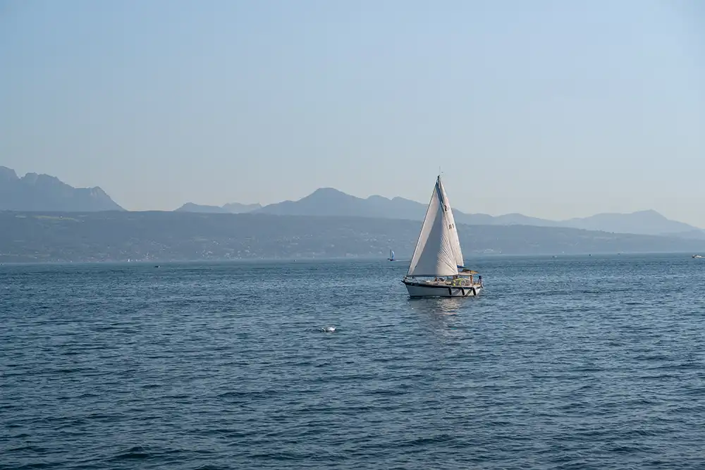 Séance photo de mariage sur le Lac Léman au coucher du soleil
