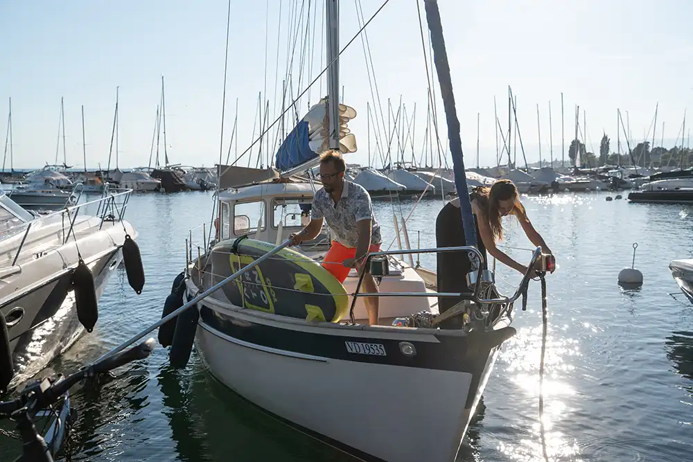 Navigation matinale sur les eaux calmes du Lac Léman