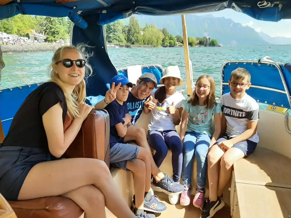 Groupe d'entreprise lors d'un team building nautique